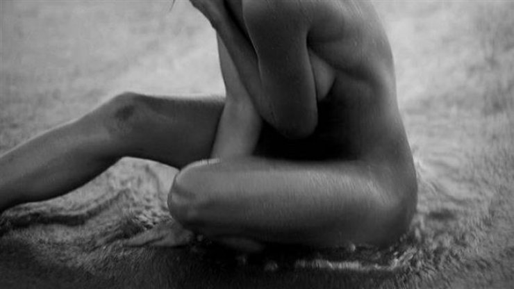 Δείτε ποια celebrity τόλμησε να "ποστάρει" γυμνή φωτογραφία της στο twitter