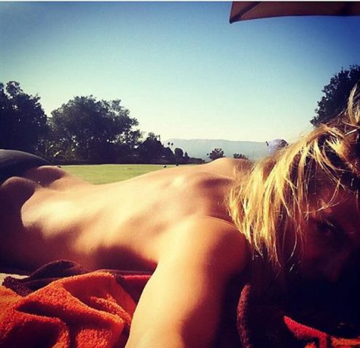Έκανε ηλιοθεραπεία topless και έβαλε φωτιά στο instagram η...