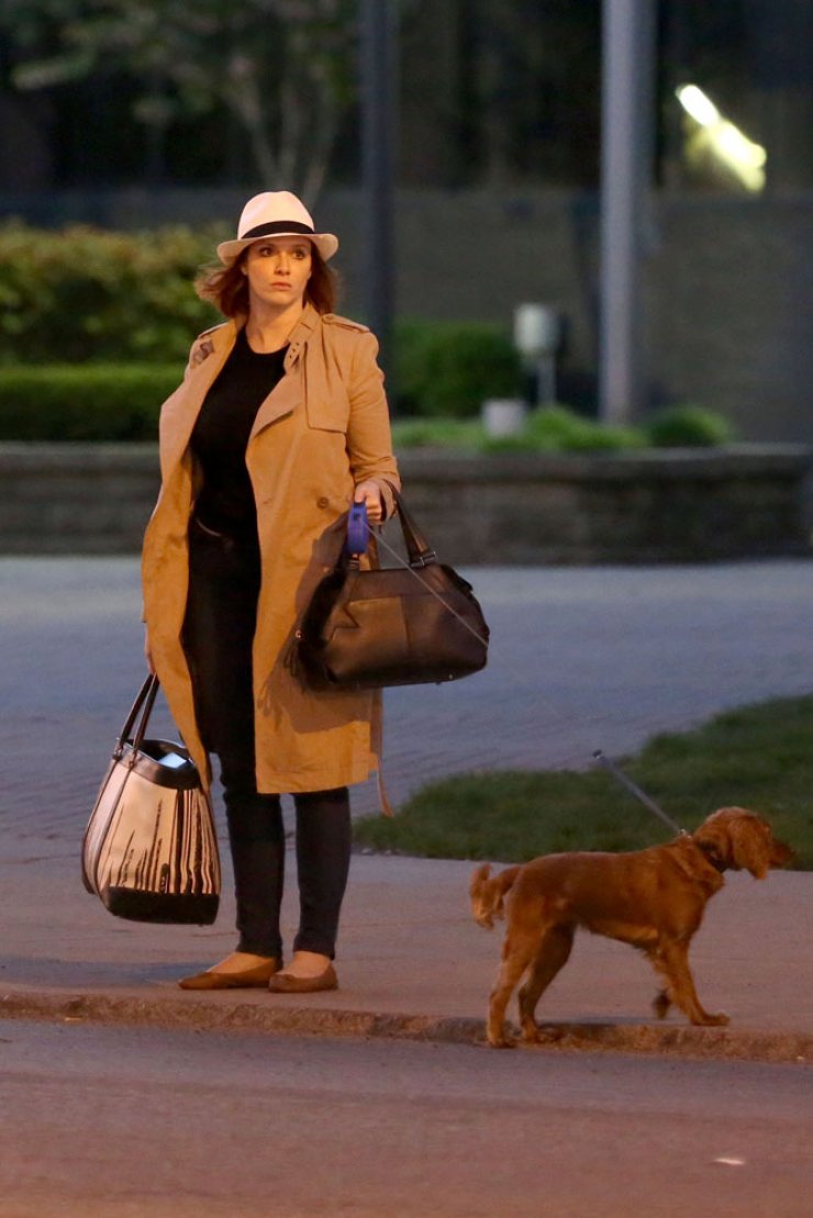 Διάσημη ηθοποιός βγάζει βραδινή βόλτα τον σκύλο της 