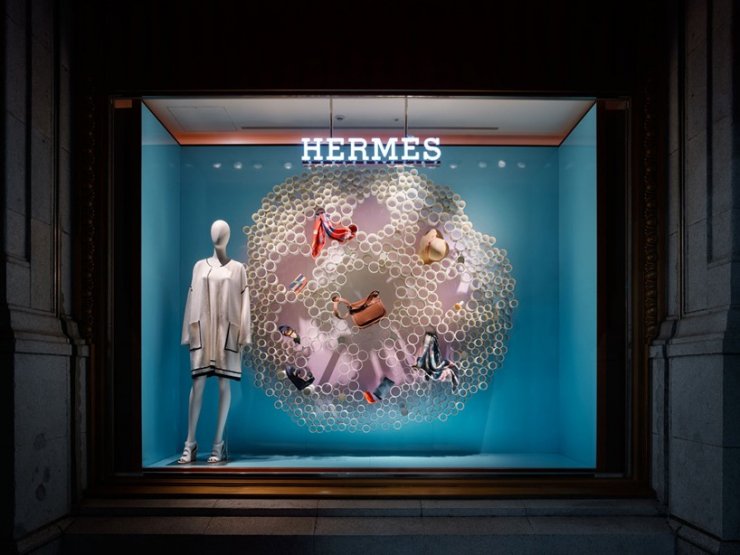 Hermès με βιτρίνα της φύσης