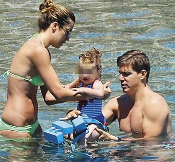 Χρουσαλά - Πατίτσας: Στιγμιότυπα από τις βουτιές με την 18 μηνών κόρη τους