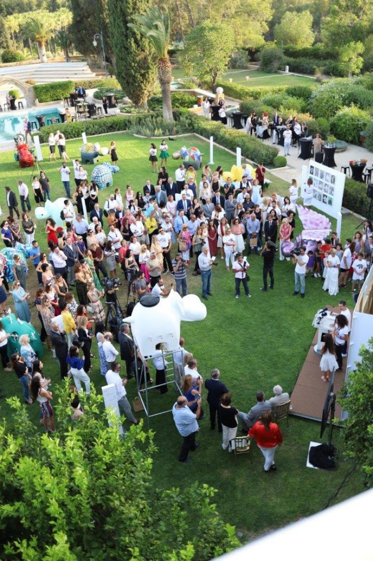 Το Προεδρικό γέμισε με ιπποπόταμους!