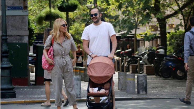 Μαρία Ηλιάκη: Η βόλτα με την κόρη και τον σύζυγό της στο κέντρο της Αθήνας [εικόνες]