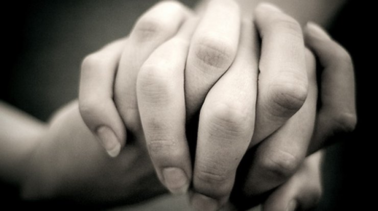 Πασίγνωστος Κύπριος επιχειρηματίας έπιασε την γυναίκα του με άλλη γυναίκα 