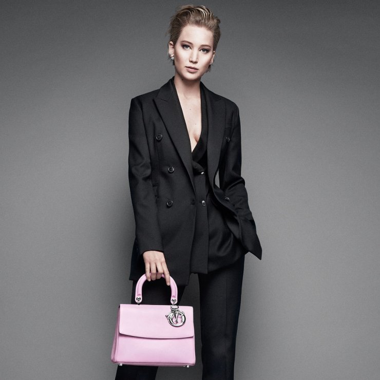 Τι θα φορέσεις στα holiday parties; Σου έχουμε τη λύση! [βίντεο]