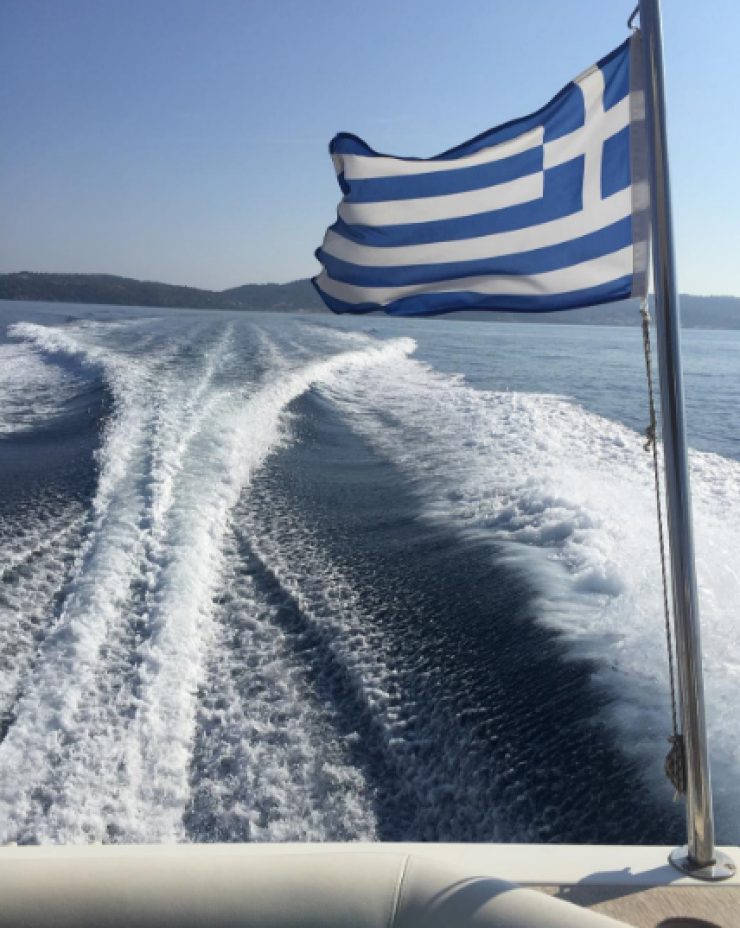 Κύπρια socialite απολαμβάνει όμορφες διακοπές με το γιο της στη Χαλκιδική!