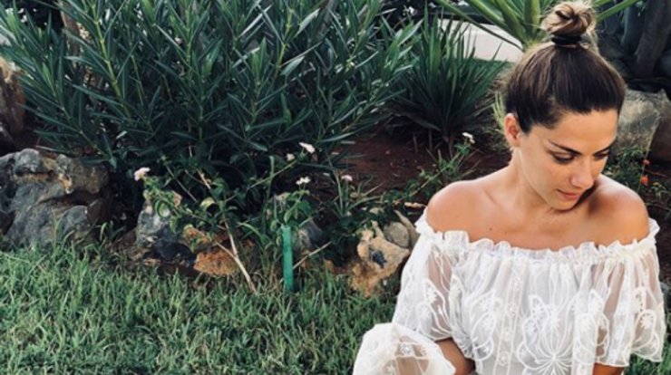 Βάσω Λασκαράκη: Μαζί με τον σύντροφό της Λευτέρη Σουλτάτο στον γάμο της Αθηνάς Οικονομάκου