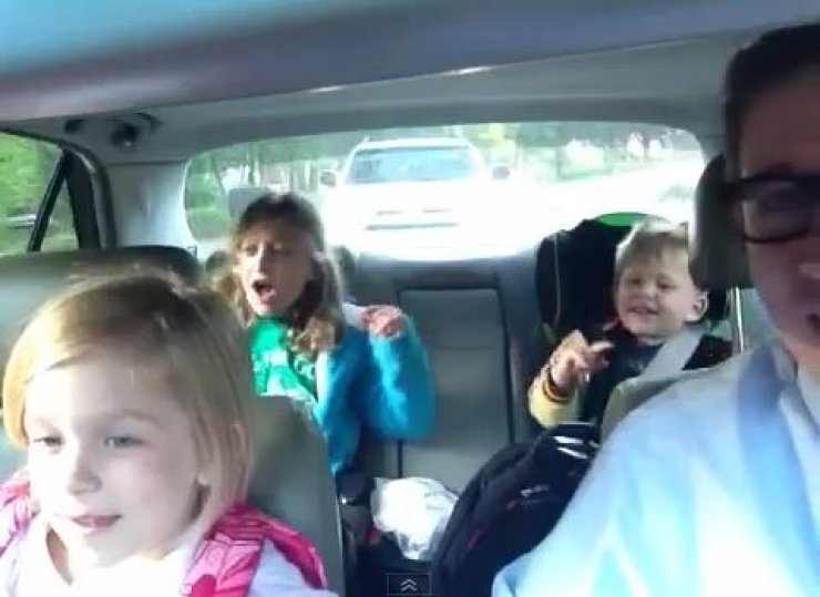 Οικογενεια τραγουδά καθ