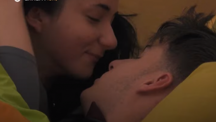 "House of Fame": Το πρώτο φιλί είναι γεγονός ανάμεσα στους σπουδαστές [βίντεο]