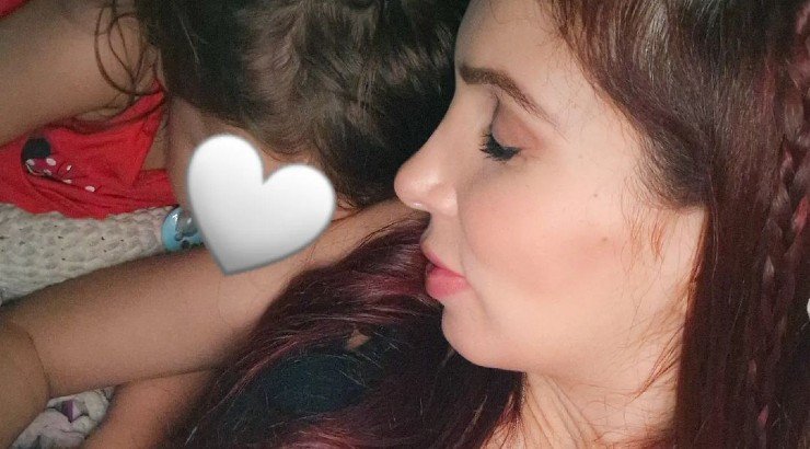 Χριστιάνα Θεοδώρου: Η κόρη της ταΐζει την αδερφούλα της στη φουσκωμένη κοιλίτσα της μαμάς [βίντεο]