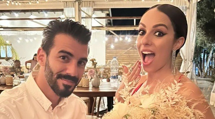 Χριστίνα Κυριάκου: Έπιασε την ανθοδέσμη στον γάμο της Δραγούμη! Το φιλί με τον σύντροφό της [εικόνα & βίντεο]