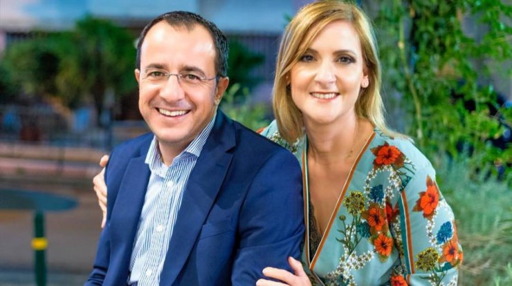 Φιλίππα Καρσερά: Η σύζυγος του Υπ. Εξωτερικών μιλάει με τα πιο ζεστά λόγια για εκείνον!