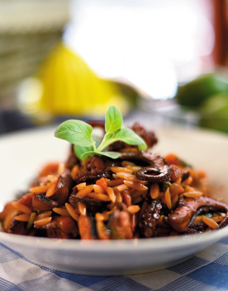 Χταπόδι κοκκινιστό με κριθαράκι και ρίγανη