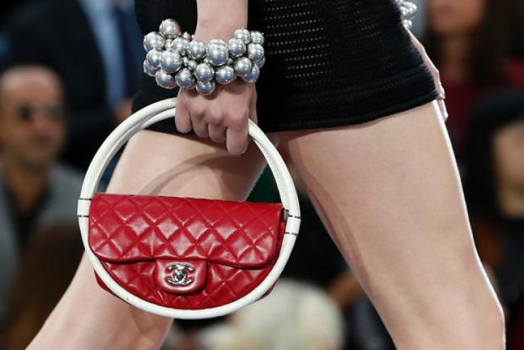  Η hula hoop τσάντα του οίκου Chanel βγαίνει προς πώληση