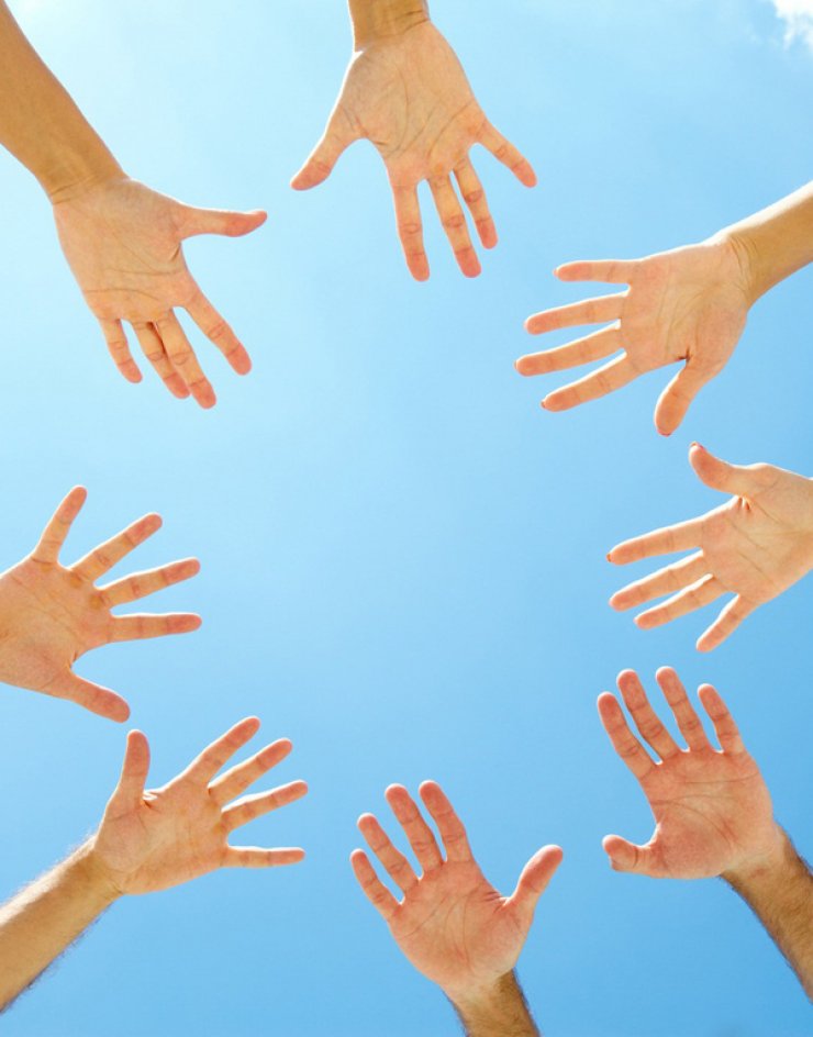 Σχηματίζουμε ανθρώπινη αλυσίδα με μια πετσέτα παραλίας κι ένα χαμόγελο