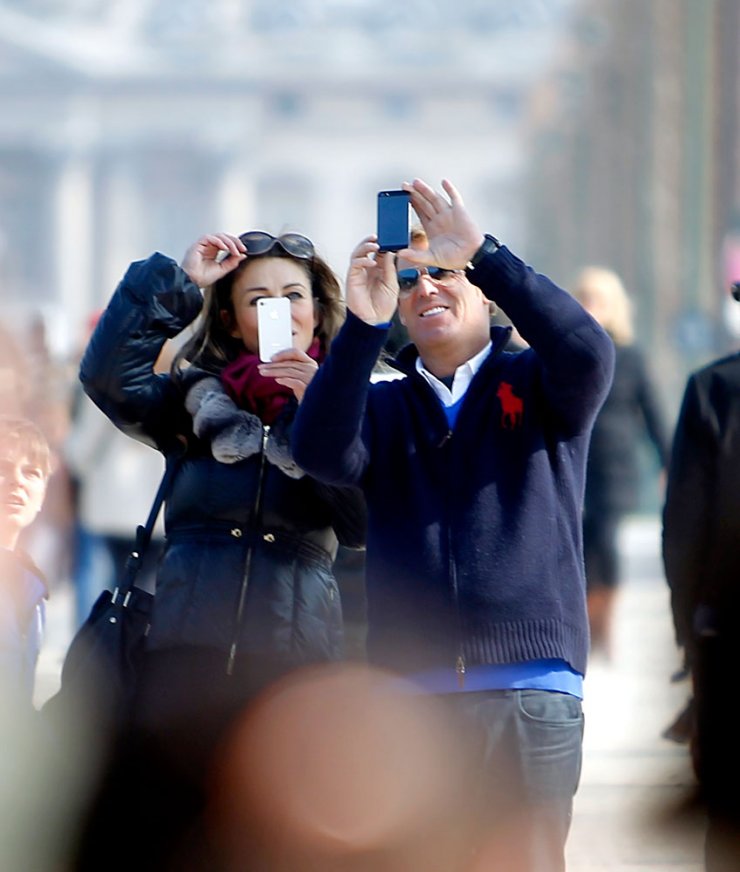 Ποιο ερωτευμένο ζευγάρι κάνει διακοπές στο Παρίσι;