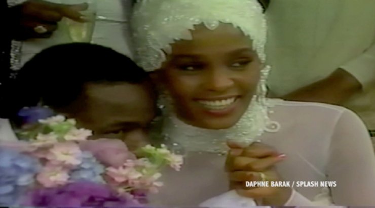 Σπάνιες φωτογραφίες από το γάμο της Whitney Huston στο φως της δημοσιότητας