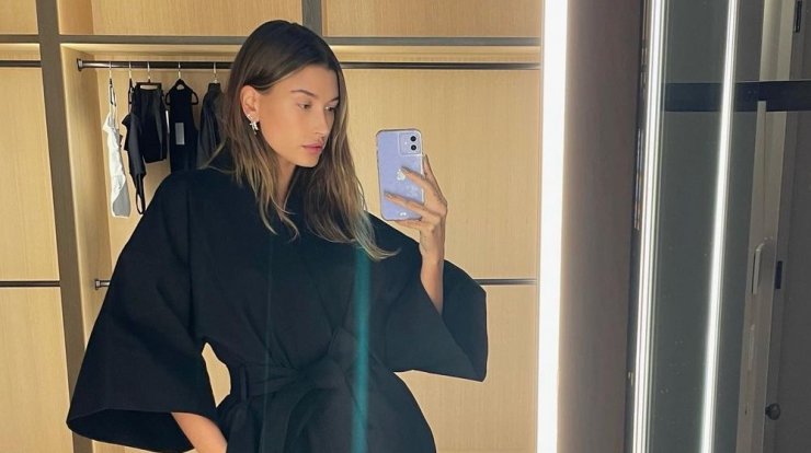 Το ιριδίζον eyeliner look της Hailey Bieber είναι η νέα τάση