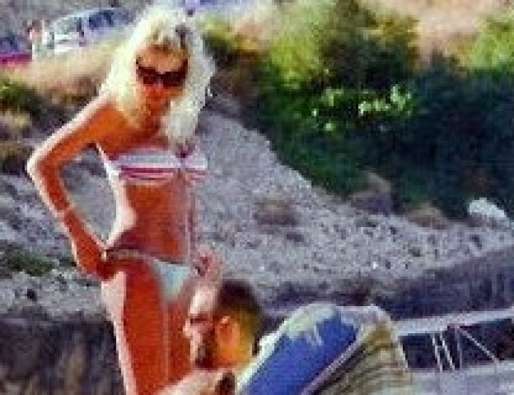 Αντώνης Κανάκης - Κλέλια Ρένεση: Καυτά φιλιά στη Ζάκυνθο