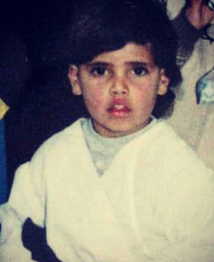 Ποιο τηλεοπτικό πρόσωπο είναι το αγοράκι στη φωτογραφία;