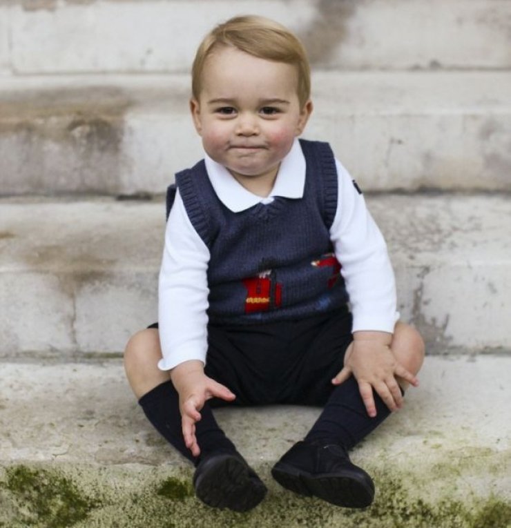 Prince George Alexander: Οι νέες πόζες στις πρώτες επίσημες φωτογραφίες μετά τα γενέθλιά του