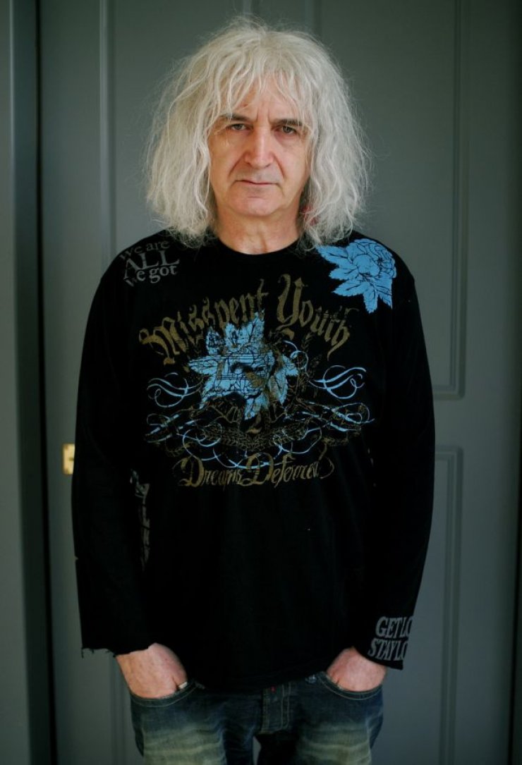 Σάλος με το νέο τραγούδι του Καρβέλα: Μιλάει για Σατανά ναρκωτικά και την Eλλάδα