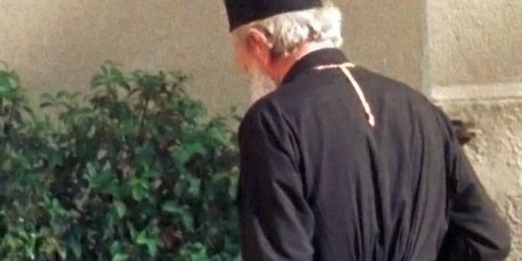 Χειροπέδες σε μητέρα και γιό για τη ληστεία στο σπίτι ιερέα