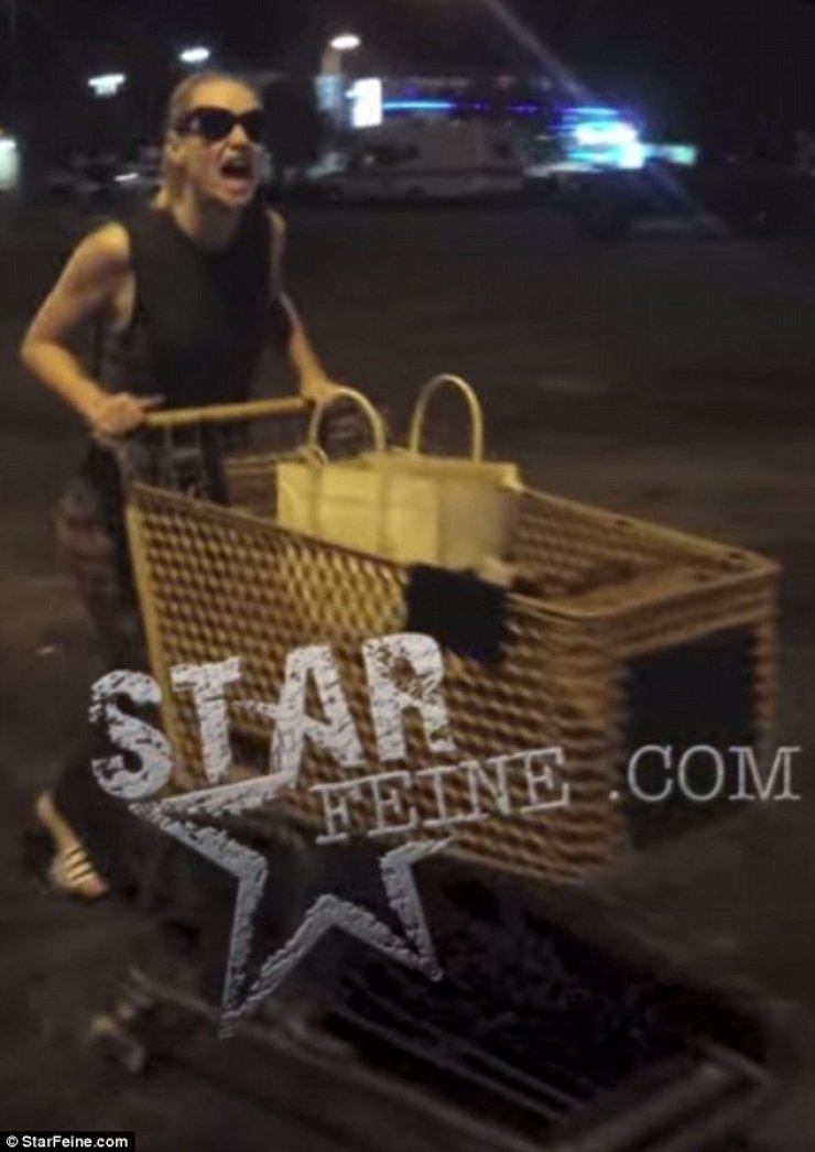  Πασίγνωστη τραγουδίστρια σε παπαράτσι: "Εύχομαι να κολλήσεις Έμπολα. Εύχομαι να πεθάνεις"