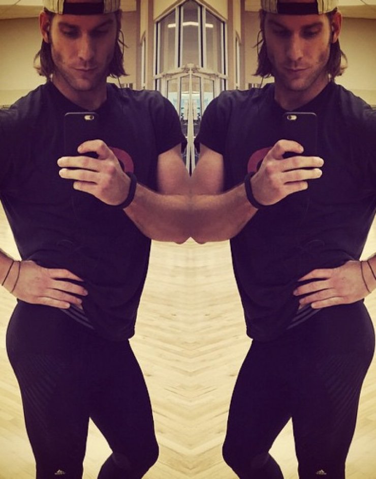 Όταν οι άντρες μιμούνται γυναικείες πόζες στο Instagram