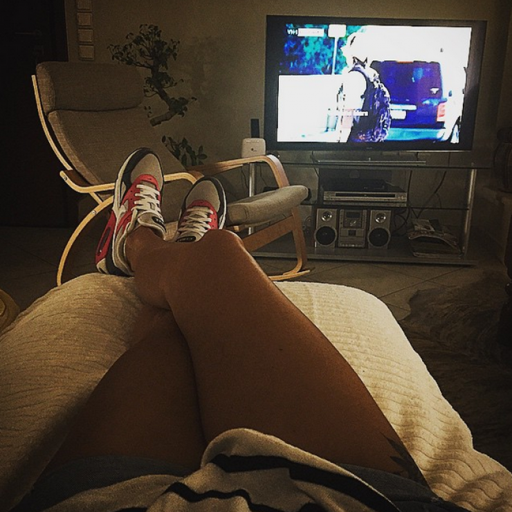 Σε ποια Ελληνίδα τραγουδίστρια ανήκουν αυτά τα γυμνασμένα πόδια;