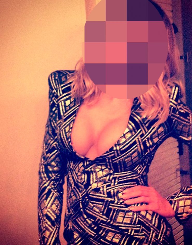 Πασίγνωστη Ελληνίδα τραγουδίστρια μας πέταξε τα μάτια έξω με το ντεκολτέ της