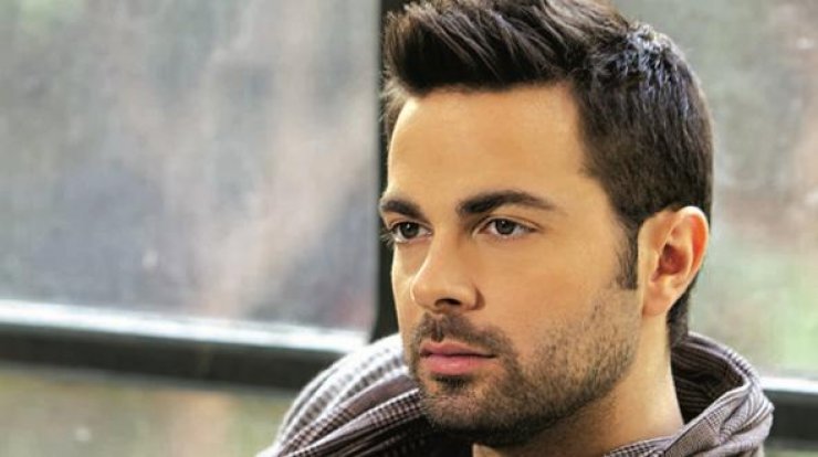 Ηλίας Βρεττός: Μετά από 3 χρόνια ξυρίστηκε!