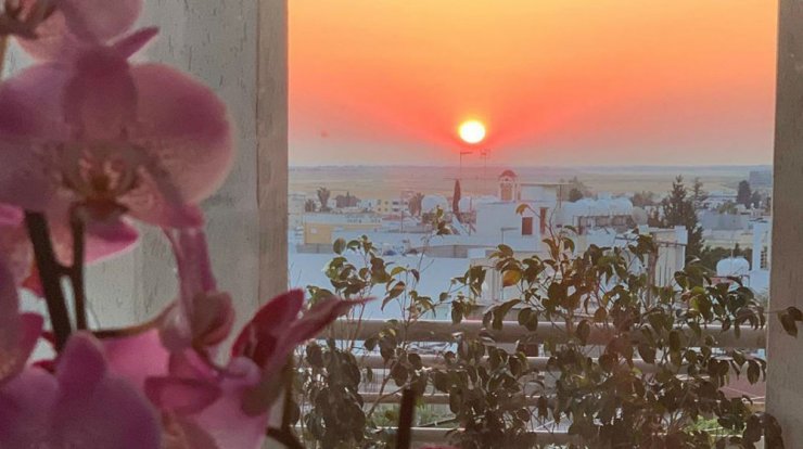 Το υπέροχο ηλιοβασίλεμα που απολαμβάνει επώνυμη Κύπρια από το παράθυρό της στη Λευκωσία!