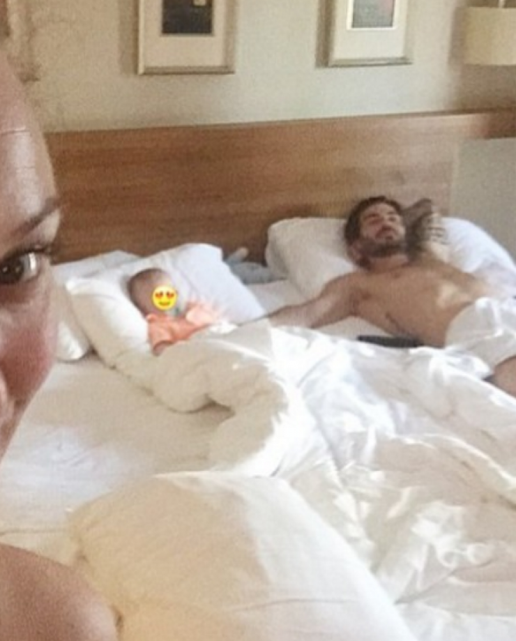 Επώνυμη της κυπριακής showbiz γιορτάζει τα γενέθλιά της στο κρεβάτι με τον ποδοσφαιριστή σύντροφο της και το μωράκι τους!