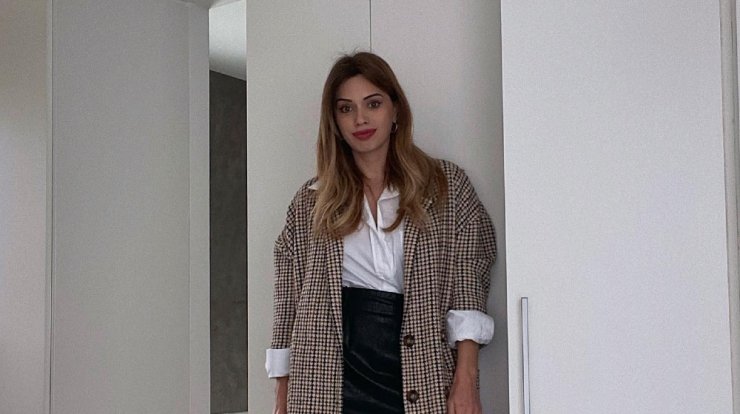 Πουά φόρεμα: Το stylish look της Εβελίνας Κυράστα