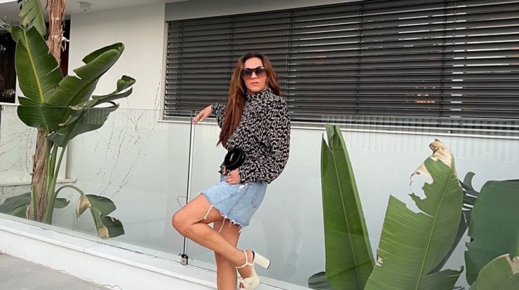 Πώς να φορέσεις το πλεκτό φόρεμα το βράδυ σύμφωνα με αυτό το fashion girl 