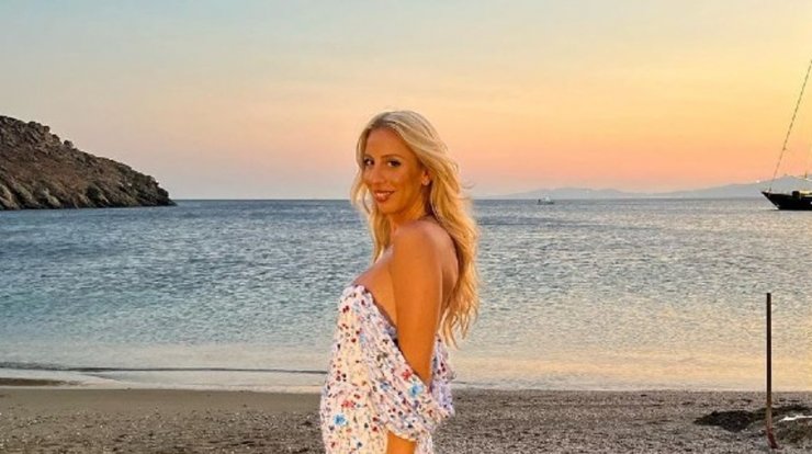 Σόλια Κυπριανού: Τα φλοράλ φορέματα που επέλεξε να φορέσει σε γάμο στη Μύκονο