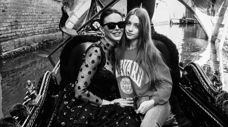 Νικόλ - Ramona: Μαμά και κόρη φόρεσαν τη νέα RF συλλογή με cozy φόρμες