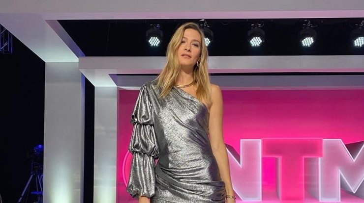 Ισμήνη Παπαβλασοπούλου: Το γιορτινό red velvet looks της 