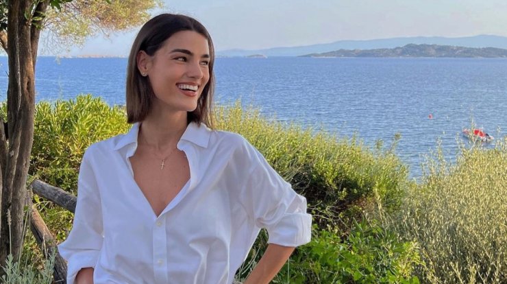 Η Maria Gojokovic σου δείχνει 3+1 τρόπους να φορέσεις το φουλάρι ως τοπ