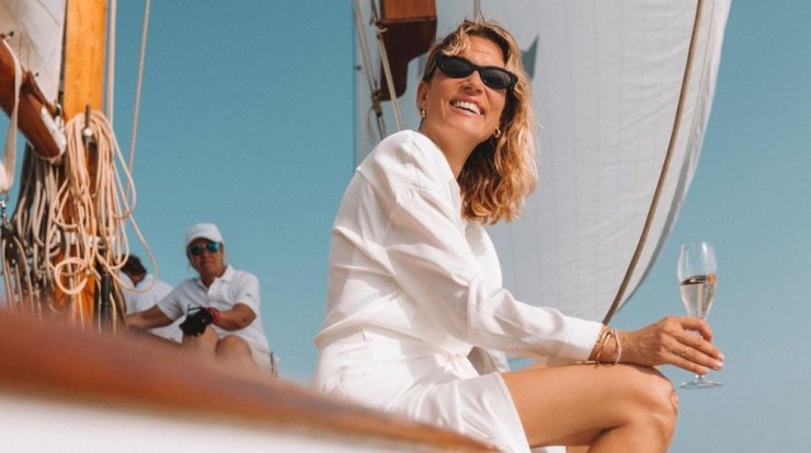 Bίκυ Καγιά: Φόρεσε το πιο stylish mini dress πάνω από το μαγιό της