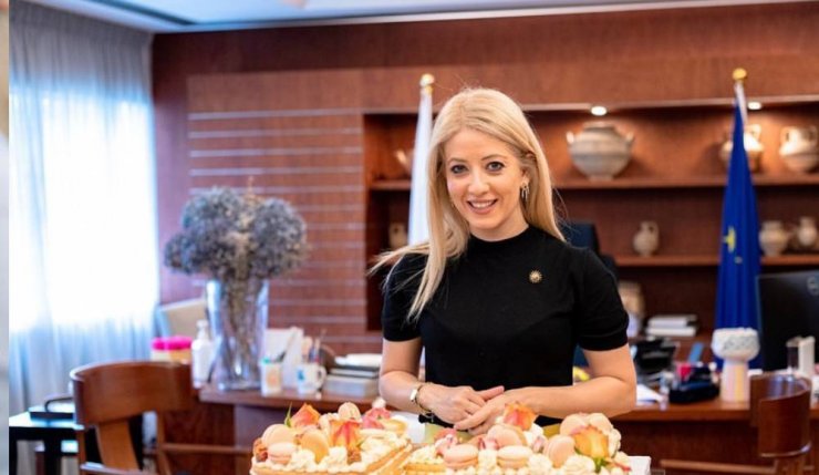 Αννίτα Δημητρίου: Σας δείχνει δύο φθινοπωρινά looks με πρωταγωνιστή το λευκό πουκάμισο