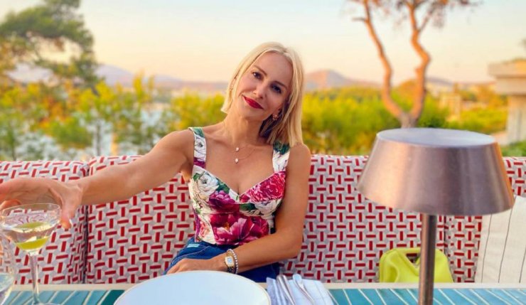 Έμιλυ Γιολίτη: Η στιλιστική λεπτομέρεια που ανέδειξε το total black σύνολό της