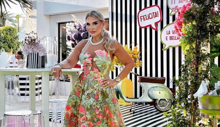 Η Κάτια Θεοδότου ακολουθεί άψογα την τάση του short suit σε μία υπέροχη εμφάνιση