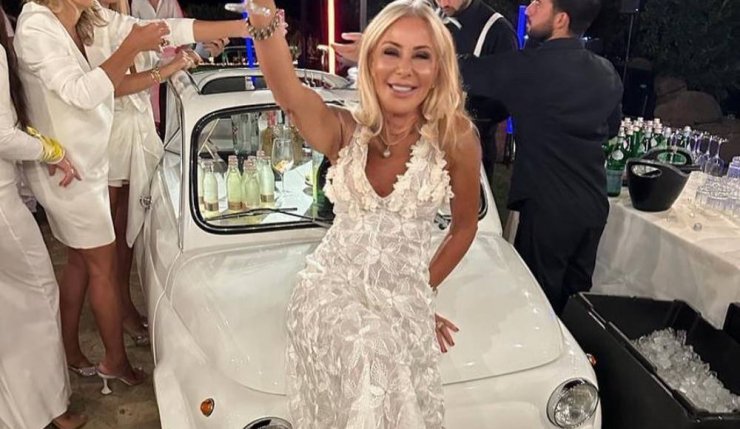 Νόνη Κυπριανού: Με mini φούστα του αγαπημένου της οίκου