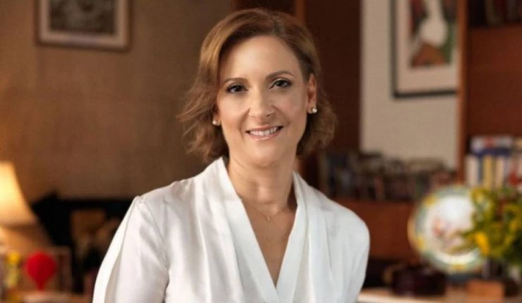 Φιλίππα Καρσερά: Chic βραδινή εμφάνιση με maxi φόρεμα