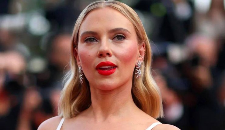 Scarlett Johansson: Το 150 ευρώ κοστούμι που επέλεξε σε δημόσια εμφάνιση