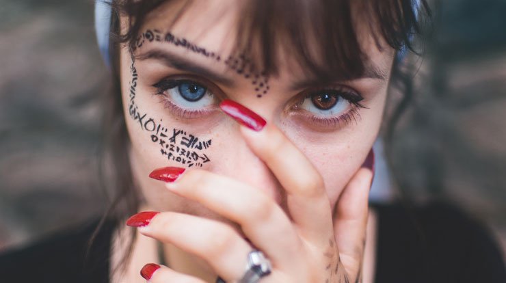 Mάθε ποια είναι τα αντίθετα ζώδια και ποια σχέση μπορούν να αναπτύξουν