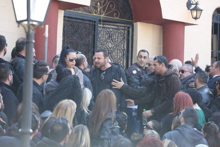 Κηδεία Παντελίδη: Έπεσαν ξύλο στα σκαλιά της εκκλησίας