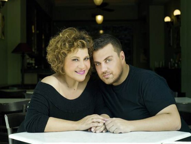 Ακούμε το νέο τραγούδι του Θέμη Καραμουρατίδη με τη Γιώτα Νέγκα [βίντεο]